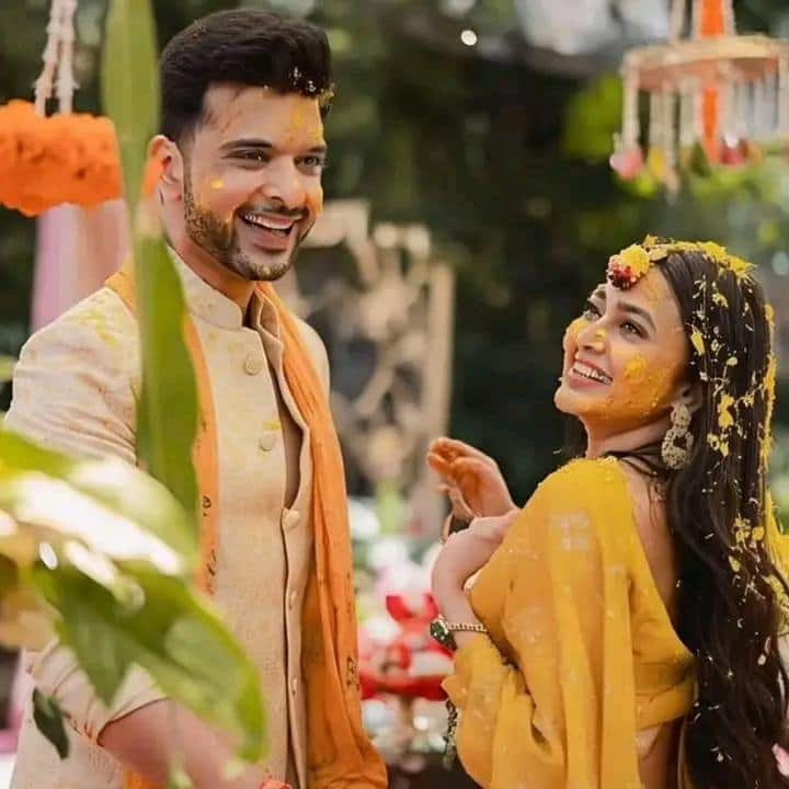 इन तस्वीरों में करण और तेजस्वी के चेहरे पर हल्दी लगी हुई है. एक्ट्रेस ने येलो लहंगा पहना और करण आइवरी शेरवानी में नजर आ रहे हैं.