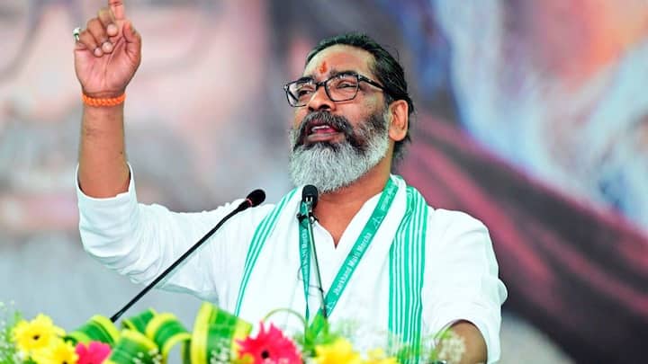 झारखंड सरकार की ओर से अपने प्रदेश की महिलाओं के लिए कई तरह की योजनाएं चलाई जा रही हैं. राज्य की गरीब और जरूरतमंद महिलाओं को लाभ देने के लिए हेमंत सोरेन सरकार ने पिछले साल मंईयां सम्मान योजना शुरू की है.