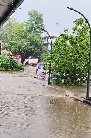 राज्याच्या काही भागांमध्ये विश्रांती घेतलेल्या पावसाने पुन्हा एकदा जोरदार हजेरी लावली आहे.