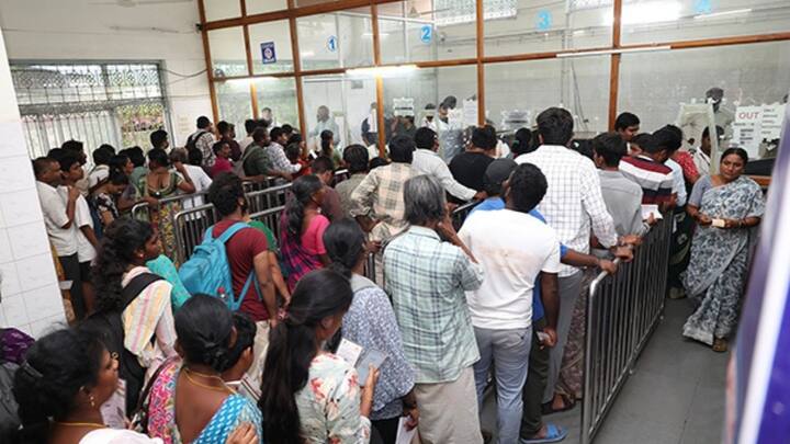 Tirupati Photos: శ్రీవారి మెట్టు మార్గాన కాలినడకన వెళ్లే భక్తులకు అలిపిరిలో దివ్యదర్శనం టోకెన్ల జారీ శుక్రవారం సాయంత్రం నుంచి ప్రారంభమైంది..