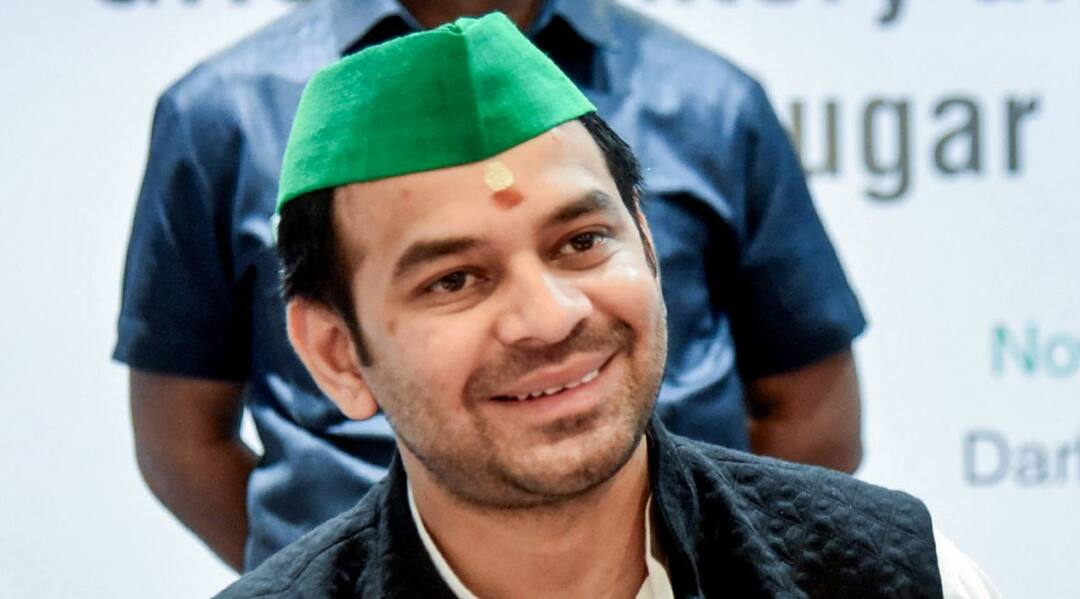 परिवार से दूर होकर भी एक्शन में तेज प्रताप यादव, अब एक्स पर शेयर की यह फोटो, लिखा- 'जीत हमेशा...' Tej Pratap Yadav New X Post with Supporters Shows Lalu Yadav Son Active Befor Bihar Election 2025 ANN परिवार से दूर होकर भी एक्शन में तेज प्रताप यादव, अब एक्स पर शेयर की यह फोटो, लिखा- 'जीत हमेशा...'