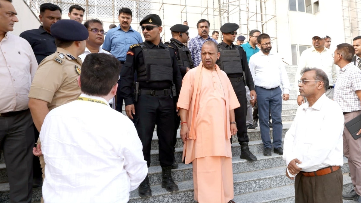 गोरखपुर पहुंचे CM योगी ने आयुष विश्वविद्यालय का किया निरीक्षण, कार्य में देरी पर जताई नाराजगी