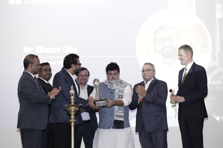 या कार्यक्रमाची सुरुवात छत्रपती शिवाजी महाराज यांना अभिवादन करून आणि संत ज्ञानेश्वर माऊलींच्या पसायदानाने करण्यात आली. ही सुरुवात मराठी संस्कृतीच्या गौरवशाली परंपरेचे दर्शन घडवणारी ठरली.