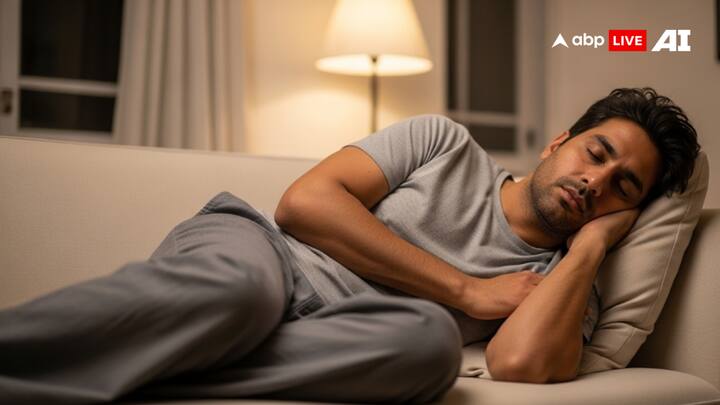 घर में या कहीं भी सोने के दौरान हम लोग कई गलतियां करते हैं, जो वास्तु शास्त्र के हिसाब से सही नहीं है. 100 में 80 लोग सोने के दौरान इन गलतियों को प्रतिदिन करते हैं, जिनके बारे में जानना बेहद जरूरी है.