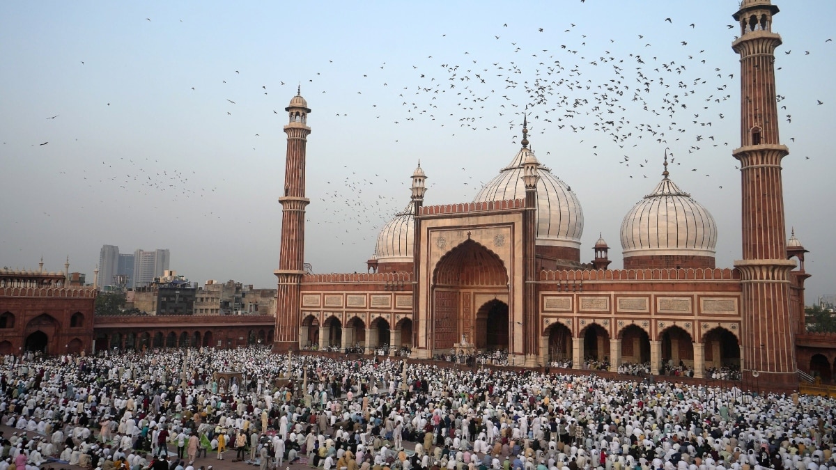 Bakrid 2025: दिल्ली के जामा मस्जिद में बकरीद के मौके पर लोगों ने अदा की नमाज, देखें तस्वीर