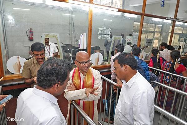 శ్రీనివాస మంగాపురం ఆలయంలో కౌంటర్లు ఏర్పాటు చేసేందుకు భారత పురావస్తు శాఖ నుంచి అనుమతి రావాల్సి ఉందన్నారు వెంకయ్య చౌదరి .