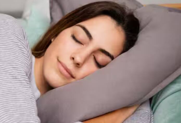 ਖਾਣਾ ਖਾਣ ਤੋਂ ਤੁਰੰਤ ਬਾਅਦ ਸੌਣਾ: ਬਹੁਤ ਸਾਰੇ ਲੋਕ ਖਾਣਾ ਖਾਣ ਤੋਂ ਤੁਰੰਤ ਬਾਅਦ ਸੌਂ ਜਾਂਦੇ ਹਨ। ਪਰ ਗਰਮੀਆਂ ਵਿੱਚ, ਇਸ ਆਦਤ ਦਾ ਪਾਚਨ ਪ੍ਰਣਾਲੀ 'ਤੇ ਬੁਰਾ ਅਸਰ ਪੈਂਦਾ ਹੈ। ਇਸ ਨਾਲ ਐਸਿਡਿਟੀ, ਗੈਸ ਅਤੇ ਮੋਟਾਪਾ ਵੱਧ ਸਕਦਾ ਹੈ। ਖਾਣਾ ਖਾਣ ਤੋਂ ਬਾਅਦ ਘੱਟੋ-ਘੱਟ 30 ਮਿੰਟ ਤੱਕ ਜਾਗਦੇ ਰਹਿਣਾ ਜ਼ਰੂਰੀ ਹੈ।