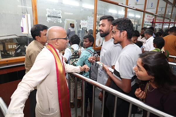 శ్రీవారి మెట్టు డీడీ టోకెన్లు జారీ చేసేందుకు నాలుగు ప్రత్యేక కౌంటర్లు ఏర్పాటు చేశామని, TTD ఏర్పాట్లపై భక్తులు కూడా ఆనందాన్ని వ్యక్తం చేస్తున్నారని చెప్పారు