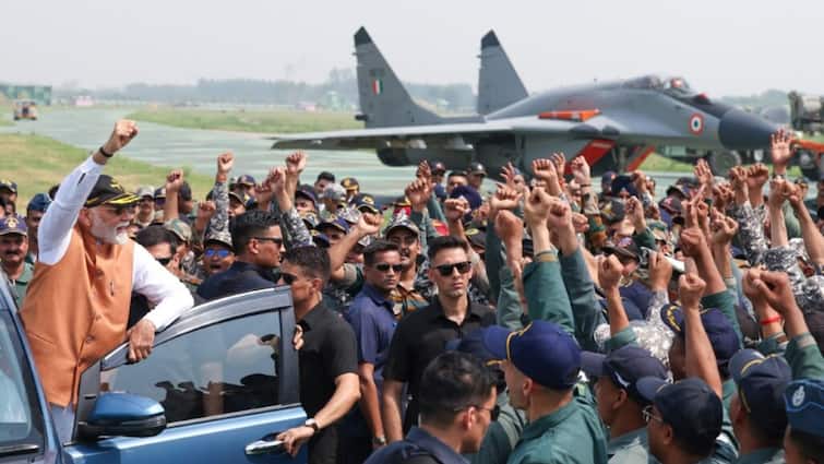 operation sindoor one month complete indian army destroy pakistan terror camps 100 terrorist killed sindhu water treaty suspend after pahalgam terror attack 25 मिनट, 24 टारगेट, 9 आतंकी ठिकाने तबाह और 100 से ज्यादा टेररिस्ट ढेर... पाकिस्तान पर कयामत का एक महीना पूरा, Operation Sindoor की अबतक की पूरी डिटेल