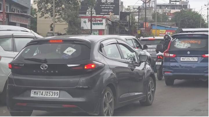 सकाळपासून वाहनांच्या लांबच लांब रांगा लागल्या आहेत. अनेक वेळ एकाच जागी थांबवे लागत असल्याने नागरिकांना मोठा मनस्ताप सहन करावा लागत आहे.