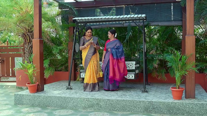 కావ్యకు మ్యాజికల్ వర్డ్స్ చెబుదామని వెళ్లడం..ఏదో అడ్డంకి వచ్చి ఆగిపోవడం..రాజ్ తో పాటూ ఇందిరాదేవి, అపర్ణ కూడా నిరాశ చెందుతున్నారు