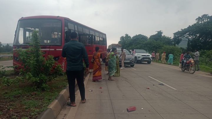 अपघातात नुकसान झालेली कार एम एच. 02 म्हणजेच मुंबईची असल्याचे दिसून येते. अपघातात कारचे मोठे नुकसान झाले आहे.