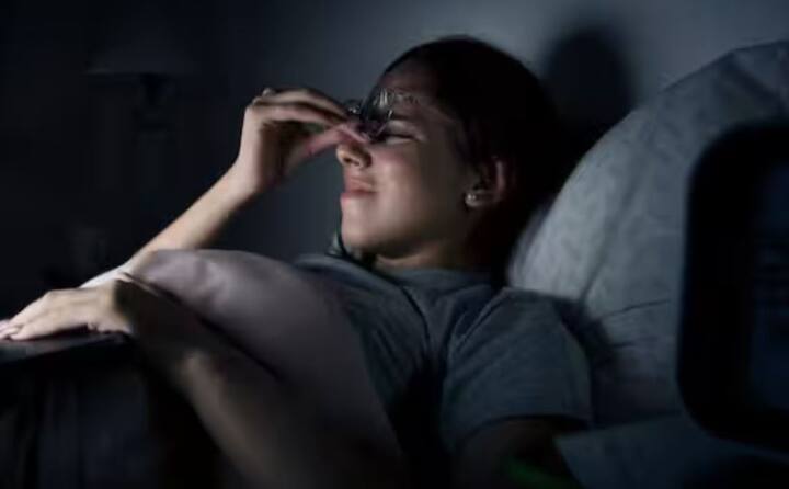 ਬੇਚੈਨੀ ਮਹਿਸੂਸ ਕਰਨਾ ਤੇ ਰਾਤ ਭਰ ਨੀਂਦ ਨਾ ਆਉਣਾ: ਜੇਕਰ ਤੁਹਾਨੂੰ ਰਾਤ ਨੂੰ ਲਗਾਤਾਰ ਪਾਸਾ ਬਦਲਣਾ ਪੈਂਦਾ ਹੈ, ਜਾਗਦੇ ਰਹਿਣਾ ਪੈਂਦਾ ਹੈ, ਜਾਂ ਆਪਣੇ ਸਰੀਰ ਵਿੱਚ ਕੋਈ ਅਜੀਬ ਜਿਹੀ ਬੇਅਰਾਮੀ ਮਹਿਸੂਸ ਹੁੰਦੀ ਹੈ, ਤਾਂ ਇਹ ਗੁਰਦੇ ਨਾਲ ਸਬੰਧਤ ਨਸਾਂ ਵਿੱਚ ਸਮੱਸਿਆ ਦਾ ਸੰਕੇਤ ਹੋ ਸਕਦਾ ਹੈ।