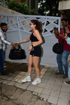 पिछले साल दी थी 100 करोड़ी फिल्म, आज ब्रा पहनकर पब्लिकली नजर आईं एक्ट्रेस, साफ-साफ दिखा टोन्ड फिगर