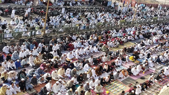 जयपुर में लोगों ने खुदा की बारगाह में सजदे कर विशेष दुआ ख्वानी की. मुल्क की तरक्की और अमन चैन की दुआ भी मांगी. आपसी सौहार्द और सुरक्षा के कड़े इंतजामों के बीच लोगों ने नमाज अदा की.