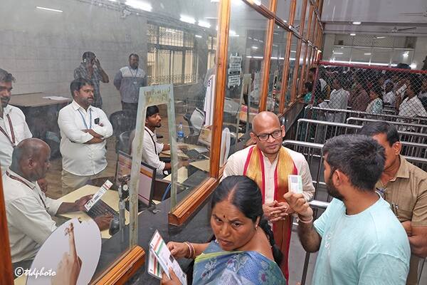 శ్రీవారి మెట్టు దివ్యదర్శనం టోకెన్ కేంద్రాన్ని శ్రీవారి మెట్టు నుంచి అలిపిరి భూదేవి కాంప్లెక్స్కు మార్చారు.. ఈ మేరకు భక్తుల స్పందన అడిగి తెలుసుకున్నాం అన్నారు అదనపు ఈఓ సిహెచ్ వెంకయ్య చౌదరి