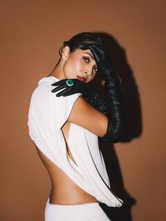 વ્હાઈટ બેકલેસ ડ્રેસમાં મલાઈકાનો હોટ અંદાજ, જુઓ વાયરલ તસવીરો