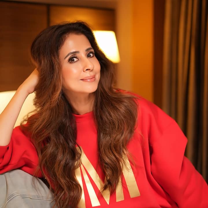 Urmila keeps things natural and effortless with dewy, minimal makeup — featuring glowing skin, nude glossy lips, and softly defined eyes with just a hint of shimmer to brighten her look. Her cheeks sport a healthy flush that adds freshness to her face.