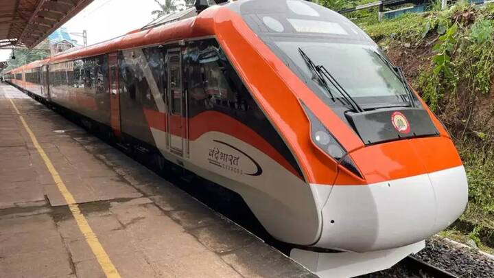 कटरा से शुरू हुई वंदे भारत एक्सप्रेस श्रीनगर तक 190 किलोमीटर की दूरी महज 3 घंटे में पूरी करेगी. पहले इस सफर को सड़क के जरिए पूरा करने में 5 से 6 घंटे लग जाते थे. आज यानी 7 जून से आम जनता के लिए यह ट्रेन शुरू हो चुकी है.