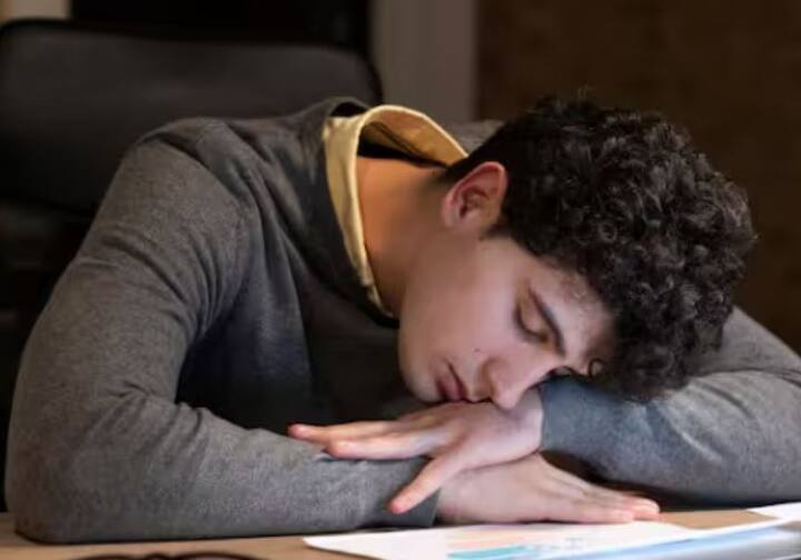 ਥਕਾਵਟ ਅਤੇ ਸਿਰ ਵਿੱਚ ਭਾਰੀਪਨ: ਜੇਕਰ ਪੂਰੀ ਰਾਤ ਦੀ ਨੀਂਦ ਤੋਂ ਬਾਅਦ ਵੀ, ਤੁਸੀਂ ਸਵੇਰੇ ਉੱਠਦੇ ਹੀ ਸਿਰ ਵਿੱਚ ਭਾਰੀਪਨ ਮਹਿਸੂਸ ਕਰਦੇ ਹੋ, ਦਿਨ ਭਰ ਥਕਾਵਟ ਅਤੇ ਸੁਸਤ ਮਹਿਸੂਸ ਕਰਦੇ ਹੋ, ਤਾਂ ਇਹ ਇਸ ਗੱਲ ਦਾ ਸੰਕੇਤ ਹੈ ਕਿ ਤੁਹਾਡੇ ਗੁਰਦੇ ਸਰੀਰ ਵਿੱਚੋਂ ਜ਼ਹਿਰੀਲੇ ਪਦਾਰਥਾਂ ਨੂੰ ਕੱਢਣ ਦੇ ਯੋਗ ਨਹੀਂ ਹਨ।