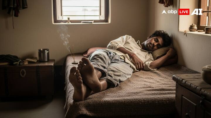 कभी भी पैर के ऊपर पैर चढ़ाकर सोना या बैठना नहीं चाहिए. ऐसा करने से आत्मविश्वास में कमी आती है. साथ ही बिना पैर धोए कभी नहीं सोना चाहिए.