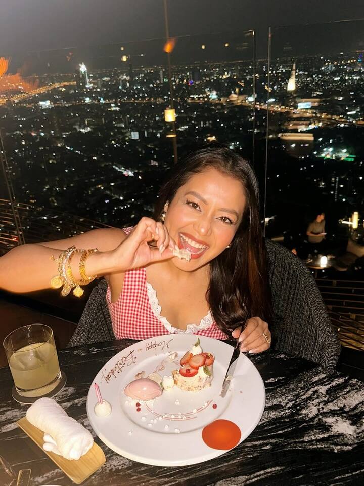 सिंगिंग सेंसेशन नेहा कक्कड़ ने 6 जून को अपना 37वां जन्मदिन मनाया. इसी बीच उन्होंने अपने बर्थडे सेलिब्रेशन की कुछ तस्वीरें शेयर की.