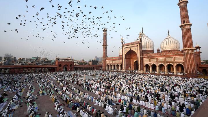 New Delhi: People offer namaz on the occasion of Eid-ul-Azha festival, at Jama Masjid (Image Source: PTI)