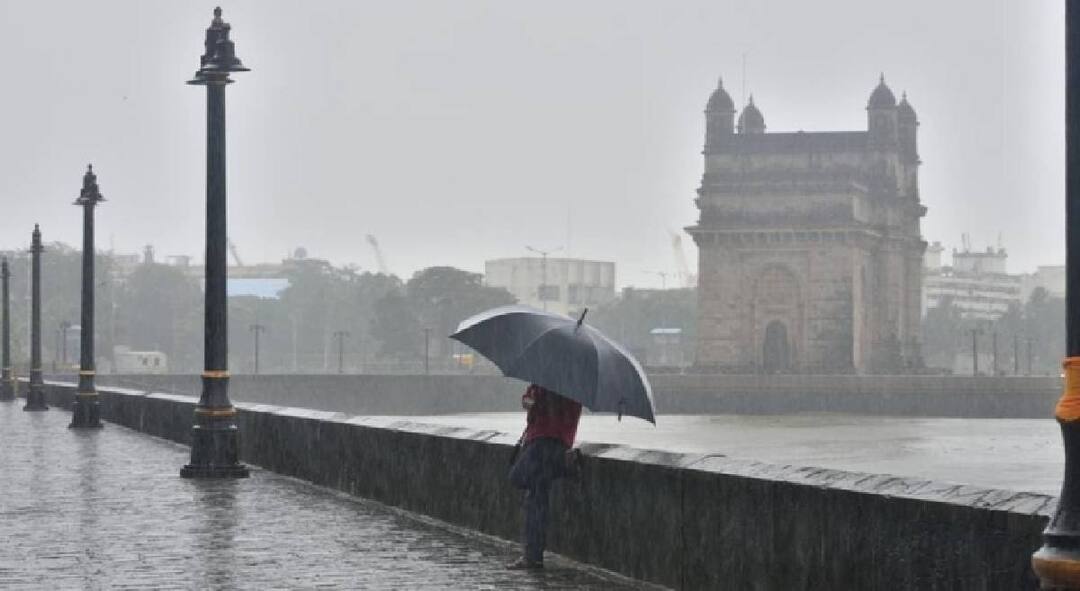 Mumbai Rains Update Red alert for Mumbai for next 3 hours Heavy rain in Mumbai Navi Mumbai Raigad Pune Maharashtra Rains मोठी बातमी: मुंबईला पुढील 3 तासांसाठी रेड अलर्ट; दक्षिण मुंबईत जोरदार पाऊस, नवी मुंबई, रायगडमध्ये पावसाला सुरुवात