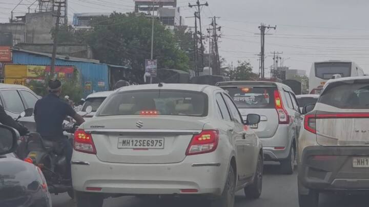 प्रवासी आणि कामगारांची दमछाक झाली आहे. वाहतूक व्यवस्थेचा फज्जा उडाला आहे. प्रशासनाच्या नियोजनावर प्रश्नचिन्ह निर्माण केलं जात आहे.