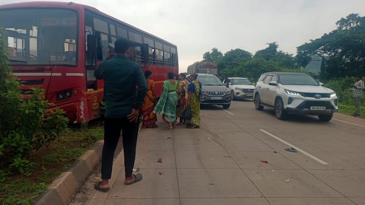 मुंबई गोवा महामार्गावरील कोलाड जवळच्या पुगाव गावाजवळ हा अपघात झाला. अपघातानंतर एसटी बस रस्ता सोडून डिव्हायडरवर गेल्याचं पाहायला मिळत आहे.