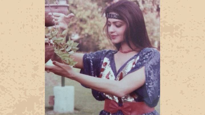 মায়ের সঙ্গে তিক্ত সম্পর্ক নিয়ে আগেও মুখ খুলেছেন সীমা। জানিয়েছেন, মা চরম অত্যাচার চালাতেন তাঁর উপর। ছ’বছর বয়সে মা-বাবার বিবাহবিচ্ছেদের পর মায়ের সঙ্গেই থাকার সিদ্ধান্ত নেন তিনি। কিন্তু অত্যাচার সহ্য় করতে না পেরে একসময় বাবাকে খবর দেন। শেষ পর্যন্ত মাকে ছেড়ে বাবার সঙ্গে থাকতে চলে যান তিনি।