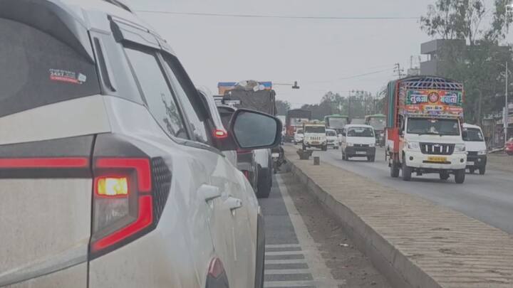 पुणे-नाशिक महामार्गावर चाकण शहरात प्रचंड वाहतूक कोंडी झाली आहे. जुन्नर, नाणेघाट, भिमाशंकरकडे जाणाऱ्या पर्यटकांच्या वाहनांनी महामार्ग ठप्प झाला आहे.