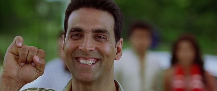 In this multistarrer comedy film 'Housefull 2', Akshay played the role of a boy named 'Jolly' who gets caught in the disturbances of marriage and identity. His comic timing, the art of lying on lies and fun situations liked the audience very much.