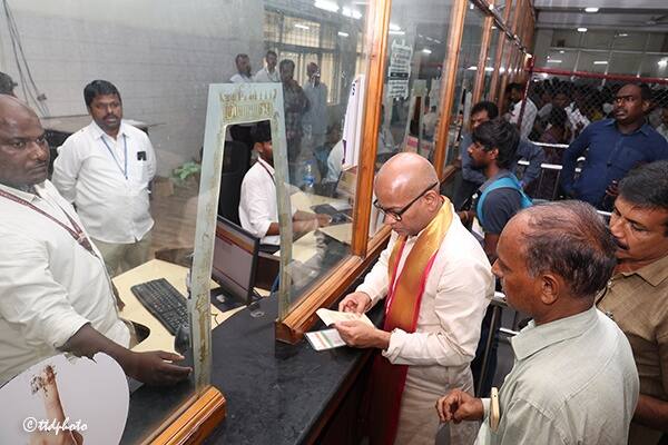 తిరుమల శ్రీవారి దర్శనానికి మెట్టు మార్గంలో కాలినడకన వెళ్లే భక్తులకు శుక్రవారం సాయంత్రం నుంచి అలిపిరి భూదేవి కాంప్లెక్స్ లో దివ్యదర్శనం టోకెన్లు జారీ ప్రారంభించింది టీటీడీ