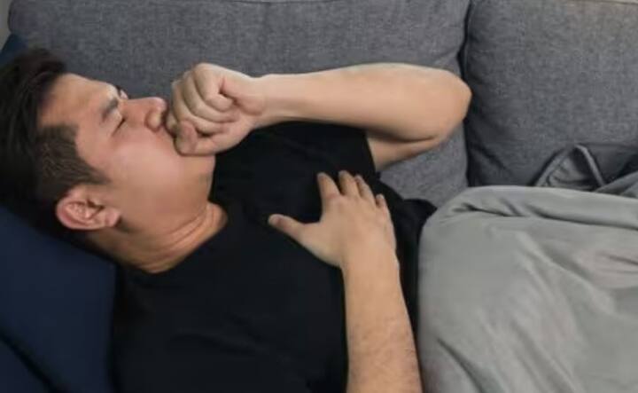 ਸਾਹ ਚੜ੍ਹਨਾ ਜਾਂ ਛਾਤੀ ਵਿੱਚ ਜਕੜਨ: ਜਦੋਂ ਗੁਰਦੇ ਫੇਲ੍ਹ ਹੋ ਜਾਂਦੇ ਹਨ, ਤਾਂ ਸਰੀਰ ਵਿੱਚ ਤਰਲ ਪਦਾਰਥ ਇਕੱਠਾ ਹੋ ਸਕਦਾ ਹੈ, ਜੋ ਫੇਫੜਿਆਂ ਤੱਕ ਪਹੁੰਚ ਸਕਦਾ ਹੈ। ਇਹ ਨੀਂਦ ਦੌਰਾਨ ਵਧੇਰੇ ਧਿਆਨ ਦੇਣ ਯੋਗ ਹੁੰਦਾ ਹੈ। ਸਾਹ ਚੜ੍ਹਨਾ, ਖਾਸ ਕਰਕੇ ਲੇਟਣ ਵੇਲੇ, ਇੱਕ ਚੇਤਾਵਨੀ ਸੰਕੇਤ ਹੈ।