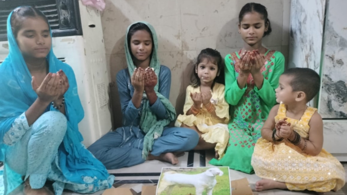गाजियाबाद में मनाई गई ईको फ्रेंडली बकरीद, केक पर बकरे की फोटो लगाकर दी सांकेतिक कुर्बानी