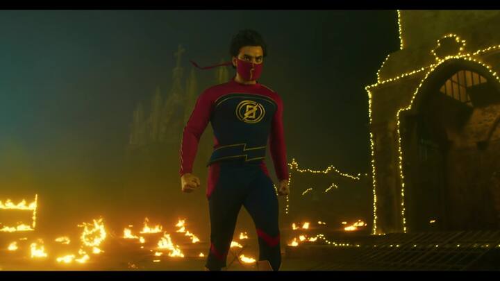 'मिन्नल मुरली' एक मलयालम सुपरहीरो फिल्म है, जिसमें टोविनो थॉमस लीड कैरेक्टर प्ले किया है. यह स्टोरी जेसन नाम के एक छोटे कस्बे के दर्जी की है, जिस पर बिजली गिरने से उसे पावर मिल जाती हैं. उसके अंदर सुपरस्पीड, ताकत और रिफ्लेक्स जैसी शक्तियां आ जाती हैं.