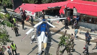 Helicopter Emergency Landing : हेलिकॉप्टरचे चक्क रस्त्यावर आपत्कालीन लँडिंग; मागचा भाग कारवर आदळला अन् पंखे थेट दुकानात घुसले