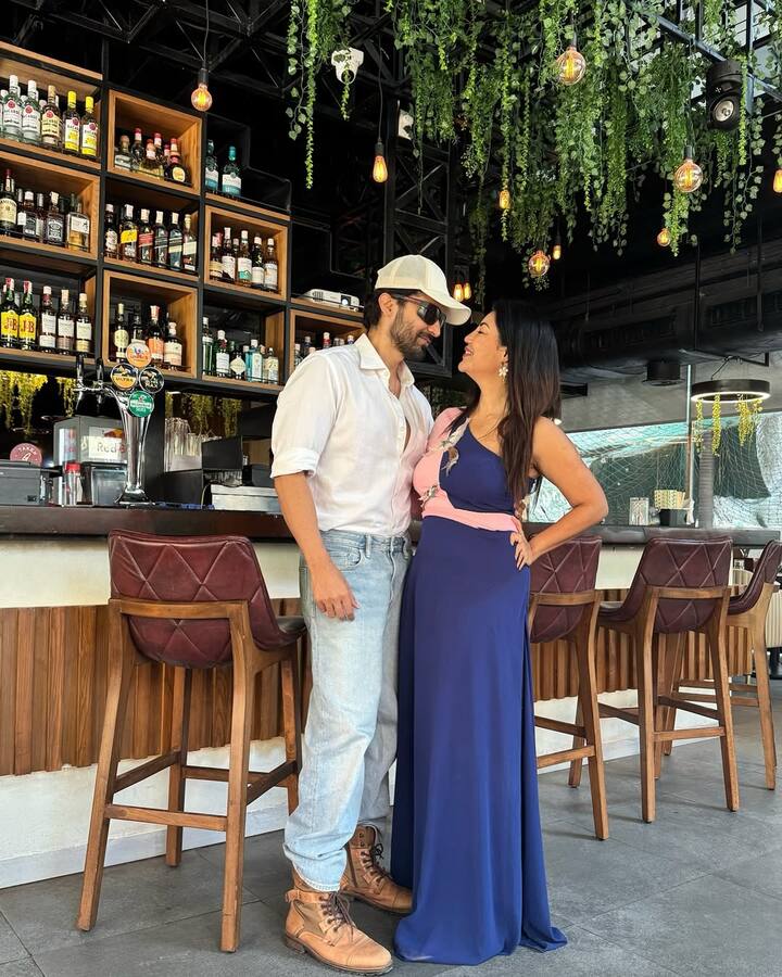 देबीना बनर्जी – इस लिस्ट में सबसे पहला नाम टीवी के राम औऱ सीता का है. गुरमीत चौधरी और देबिना ने एक शिव मंदिर में सात फेरे लिए थे. दोनों की शादी साल 2011 में हुई थी.