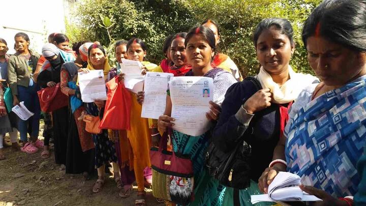 लेकिन झारखंड सरकार की इस योजना के तहत बहुत सी महिलाओं के खाते में किस्त के पैसे नहीं पहुंचे हैं. अब ऐसे में महिलाओं के मन में यह सवाल आ रहा है आखिर कब उन्हें अटके हुए पैसे मिलेंगे. तो आपको बता दें जिस वजह से महिलाओं के पैसे अटके हैं. पहले वह काम पूरा करवाना होगा.