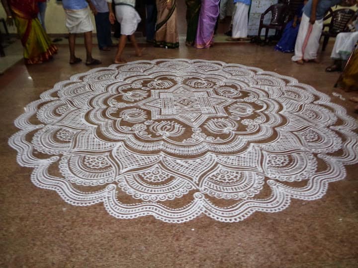 கல்யாணமா? காதுகுத்தா? விசேஷ நாளில் வீட்டு வாசலில் இப்டி கோலம் போடுங்க.. இவ்ளோ மாடலா?