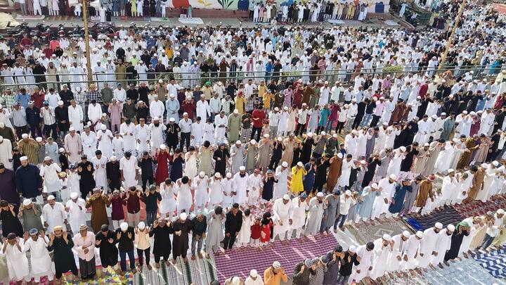 जयपुर जामा मस्जिद और ईदगाह के बाहर सड़कों पर भी नमाज अदा की गई. इसके लिए सुबह से ही सड़कों पर ट्रैफिक रोक दिया गया था.