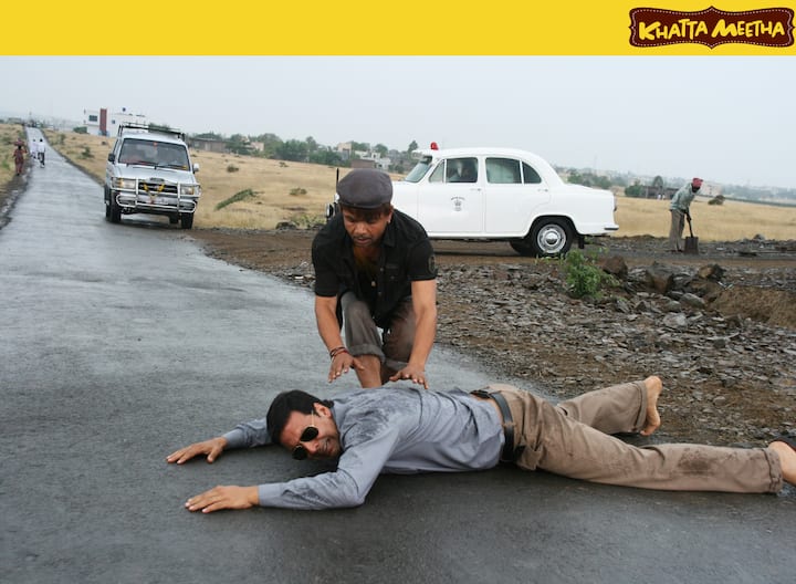 In Akshay Kumar's film 'Khatta Meetha', he played a corrupt but comic contractor 'Sachin Rathore'. The film has corruption, politics and a comedy on the system, but Akshay's unmatched funny style makes it light and entertainment.