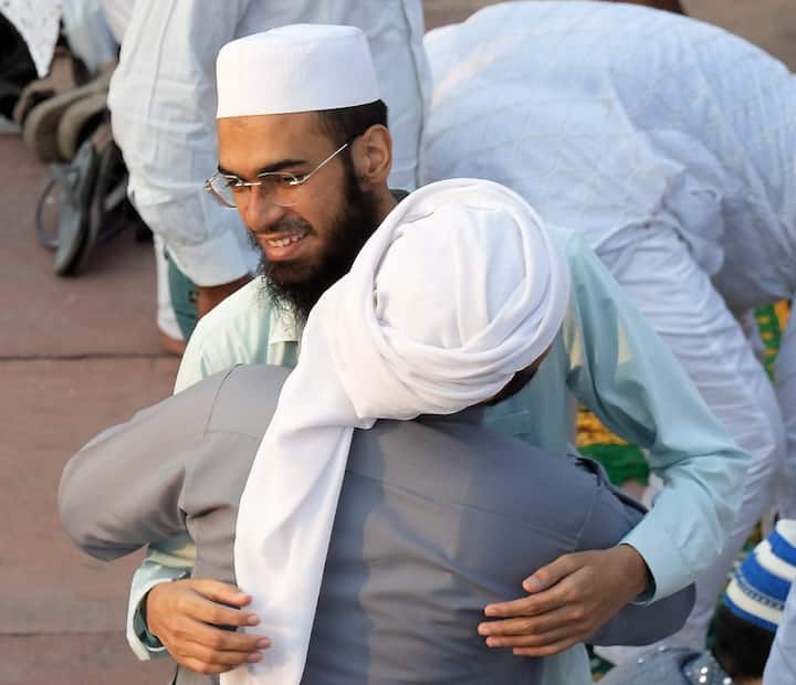 ईद का ये त्योहार न केवल कुर्बानी की याद दिलाता है बल्कि इंसानियत, करुणा और एकता की भावना भी मजबूत करता है.