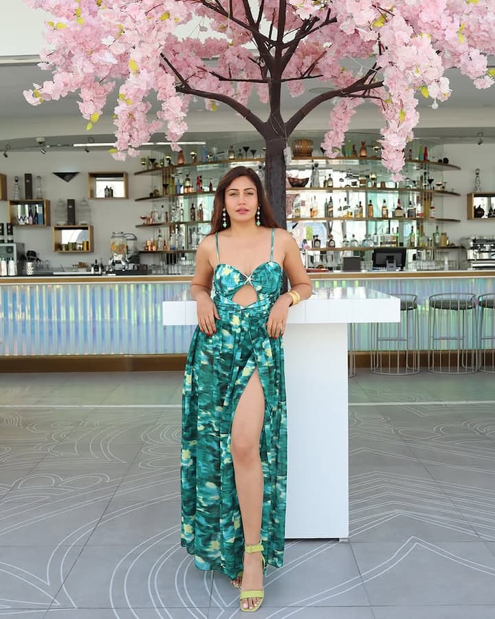 સુરભી ચંદના હંમેશા તેના સ્ટાઇલીંગ લુકને કારણે ચર્ચામાં રહે છે. ફરી એકવાર સુરભી પોતાના લુકથી ફેન્સને દિવાના બનાવતી જોવા મળી રહી છે.