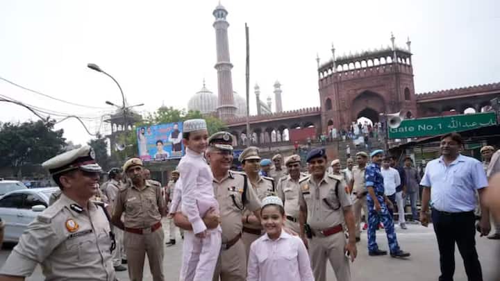दिल्ली में बकरीद को लेकर सुबह से ही लोगों में उत्साह का माहौल है. सभी एक दूसरे से मिलकर उन्हें बेहतर जीवन की शुभकामनाएं दे रहे हैं.