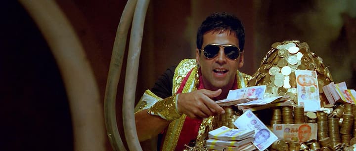 In the film 'De Dana Dan', Akshay became a servant named 'Nitin'. Who handles his rich mistress's dog and is upset with him. He is engaged in raising money to marry his girlfriend.