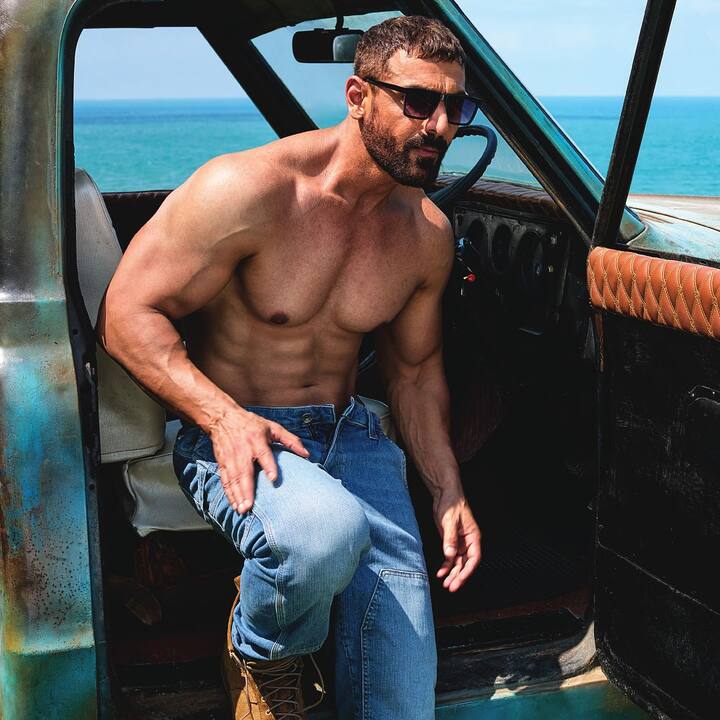 बॉलीवुड एक्टर जॉन अब्राहम ने फिल्म दोस्ताना के दौरान एक सीन में बट दिखाया था.जिसके बाद ऐसी खबरें आई थीं कि इन्होंने अपने बट का इ्ंश्योरेंस करवाया था.