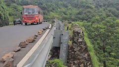 कुंभार्ली घाटात संरक्षण भिंत कोसळली, रेलिंगही निखळलं; कोकण पश्चिम महाराष्ट्राला जोडणाऱ्या रस्त्यावर केवळ दगड लावून बोळवण