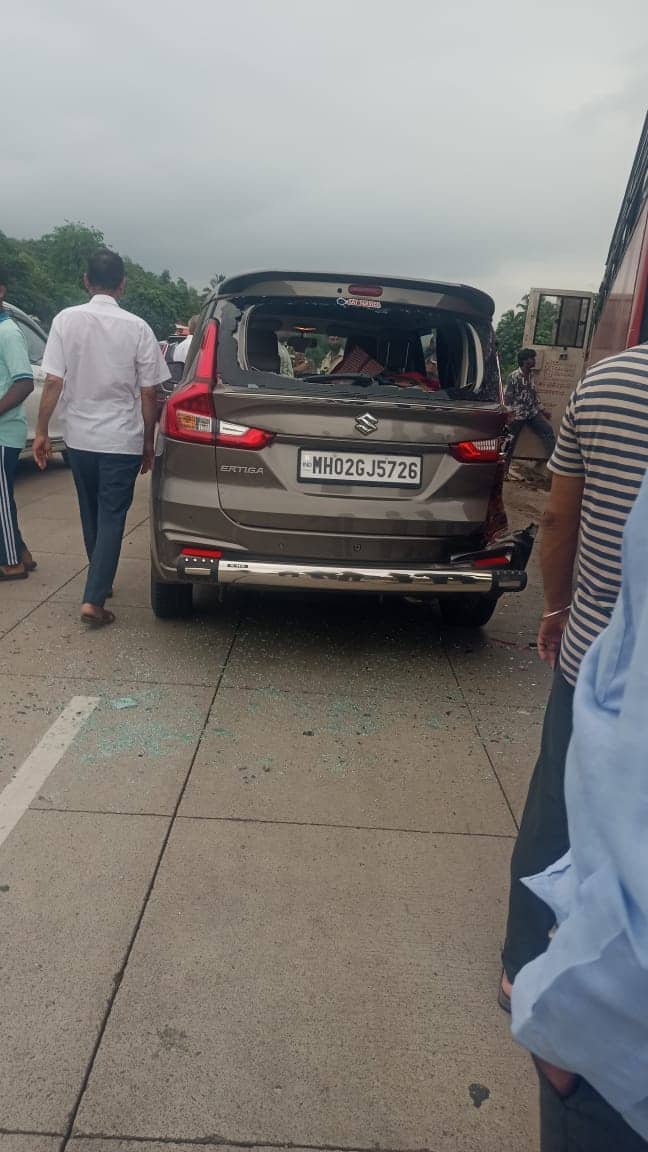 गाईला वाचवताना एर्टिगा कार चालकाने ब्रेक मारल्याने मागून येणाऱ्या एसटी बसची कारला जोरदार धडक बसली. दोन्ही गाड्यांचा वेग अधिक असल्याने जोरदार टक्कर झाली.